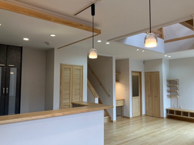 天然木の香りに包まれる、吹抜けリビングのある住まい