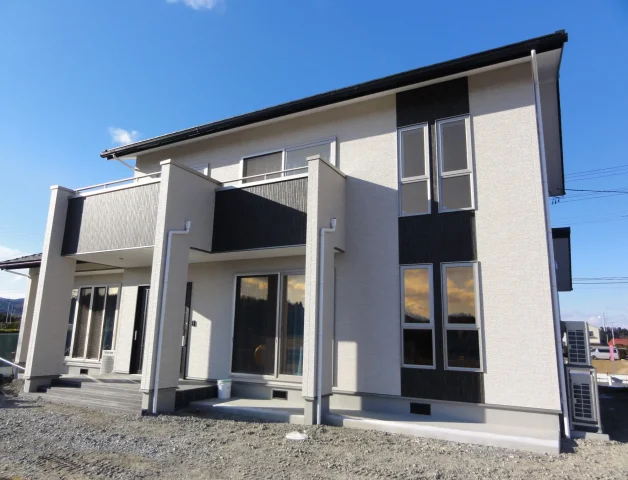 伝統とモダンが調和した、明るく開放的な和モダンの住まい