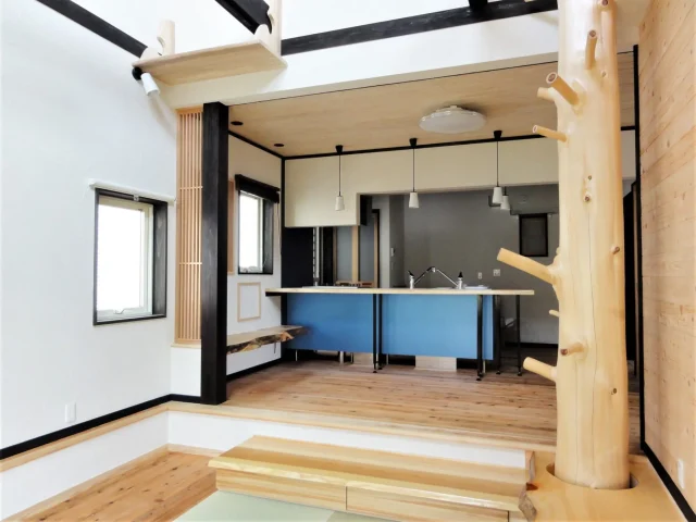 黒の梁が映える吹抜けリビングと遊び心ある造作が魅力の住まい