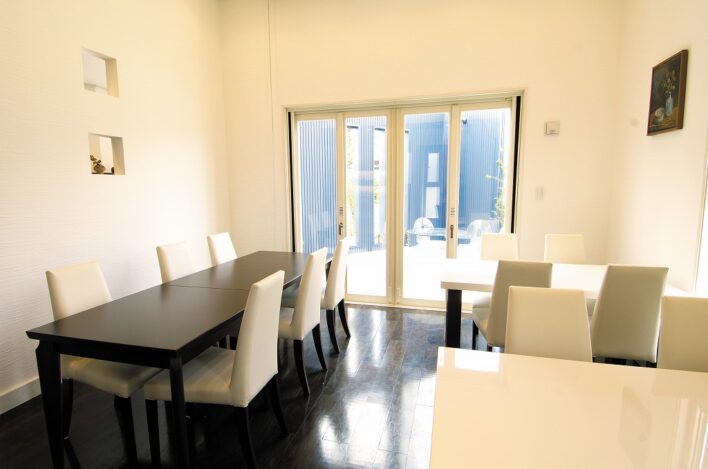 白を基調としたモダンな店舗兼住宅