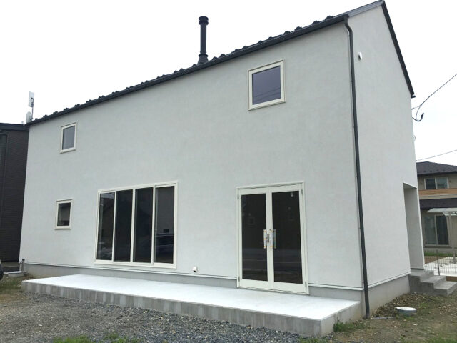 薪ストーブのぬくもりに包まれる、吹き抜けリビングのある家