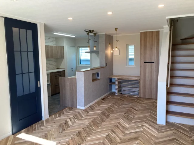 木の質感とデザインを楽しむ、大人ナチュラルな家