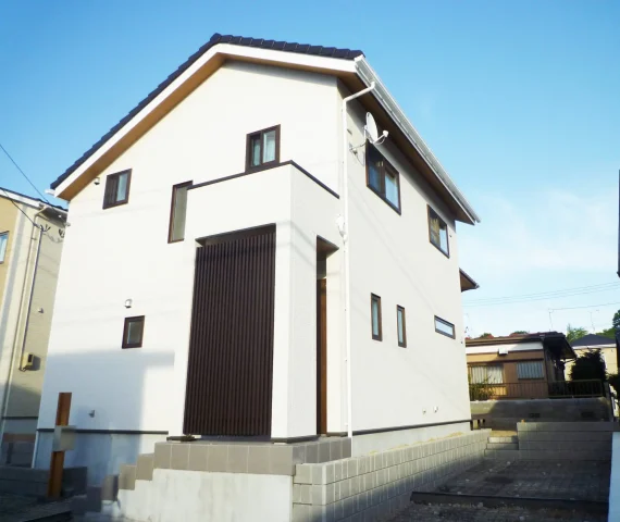 造作収納と化粧梁が印象的な、暮らしやすさを追求した住まい